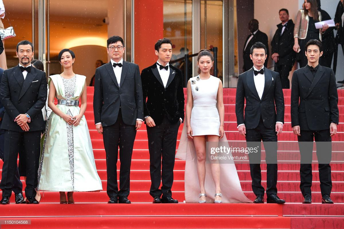 Mặc trời mưa, Quan Hiểu Đồng, Hồ Ca vẫn tỏa sáng trên thảm đỏ Cannes 2019 ngày 5 Ảnh 14