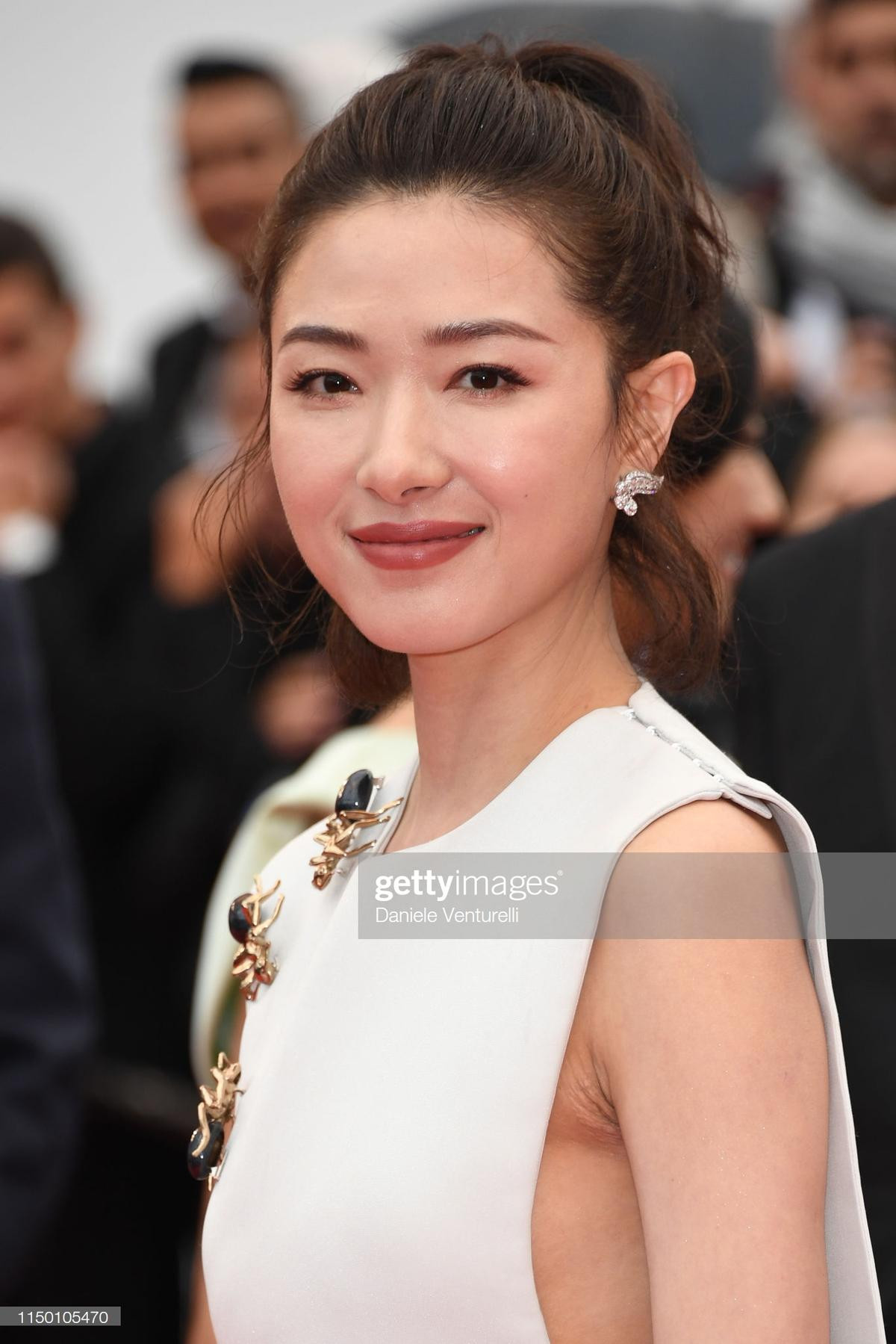 Mặc trời mưa, Quan Hiểu Đồng, Hồ Ca vẫn tỏa sáng trên thảm đỏ Cannes 2019 ngày 5 Ảnh 13