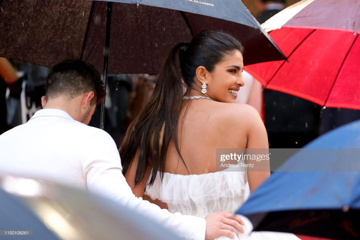 Mặc trời mưa, Quan Hiểu Đồng, Hồ Ca vẫn tỏa sáng trên thảm đỏ Cannes 2019 ngày 5 Ảnh 16