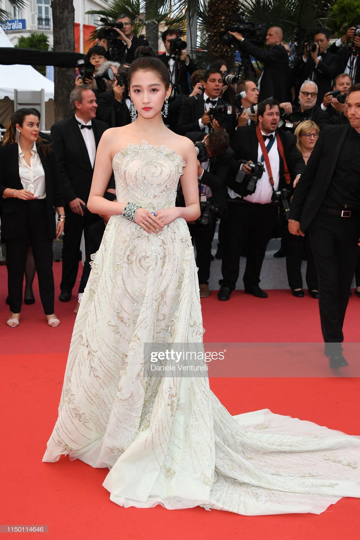 Mặc trời mưa, Quan Hiểu Đồng, Hồ Ca vẫn tỏa sáng trên thảm đỏ Cannes 2019 ngày 5 Ảnh 4