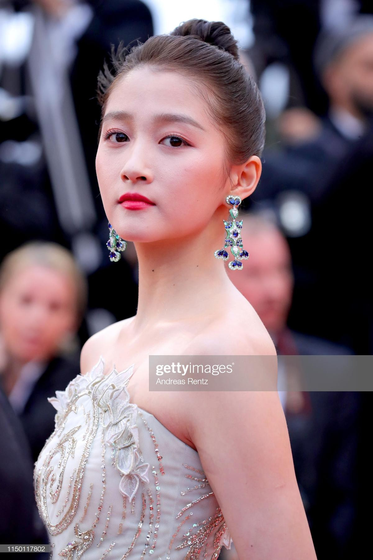 Mặc trời mưa, Quan Hiểu Đồng, Hồ Ca vẫn tỏa sáng trên thảm đỏ Cannes 2019 ngày 5 Ảnh 1