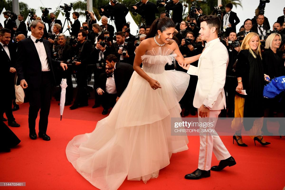 Thảm đỏ Cannes 2019 ngày 5: Nick Jonas và vợ Hoa hậu Thế giới 'tình bể bình' bên cạnh loạt sao hôn nhau đắm đuối và tạo dáng bá đạo Ảnh 2