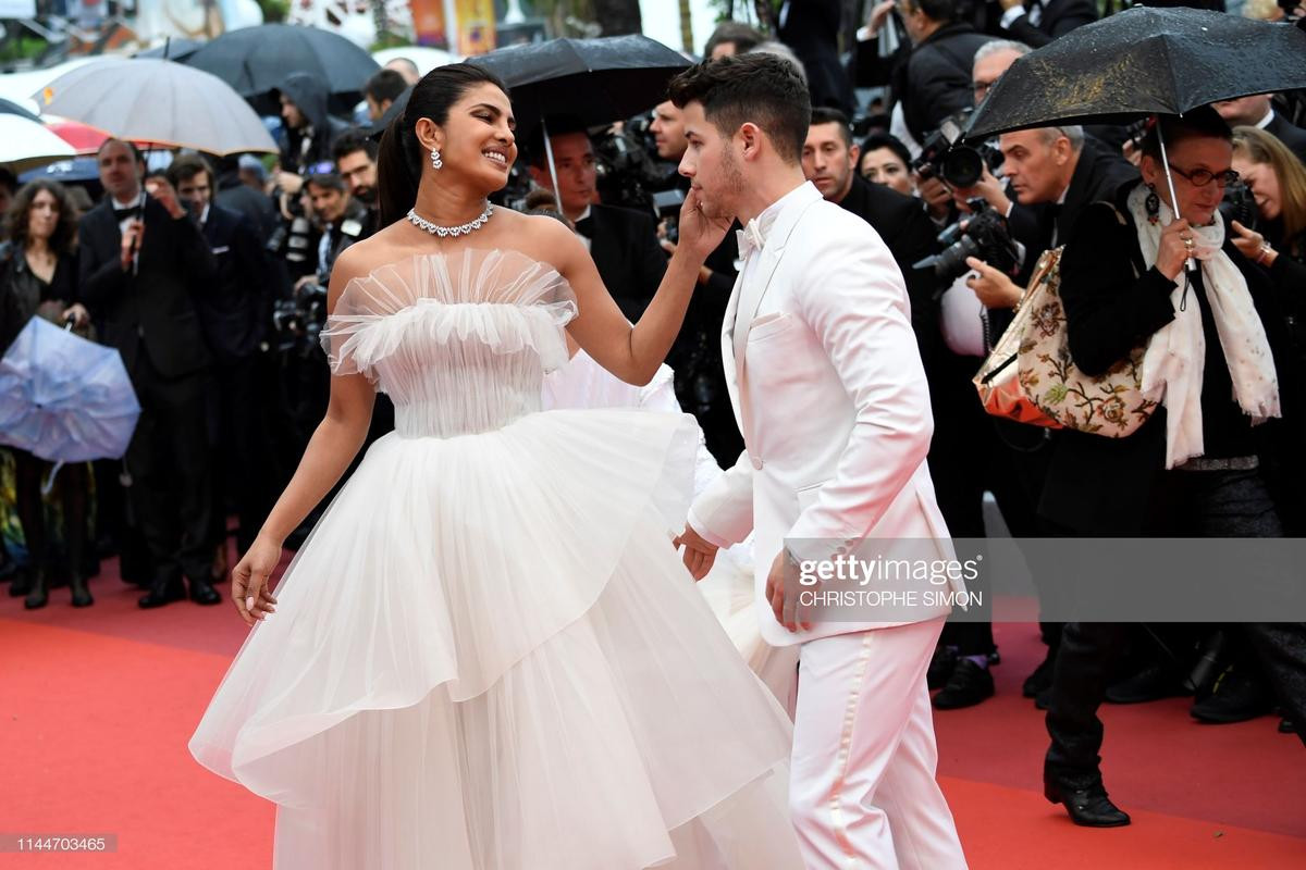 Thảm đỏ Cannes 2019 ngày 5: Nick Jonas và vợ Hoa hậu Thế giới 'tình bể bình' bên cạnh loạt sao hôn nhau đắm đuối và tạo dáng bá đạo Ảnh 1