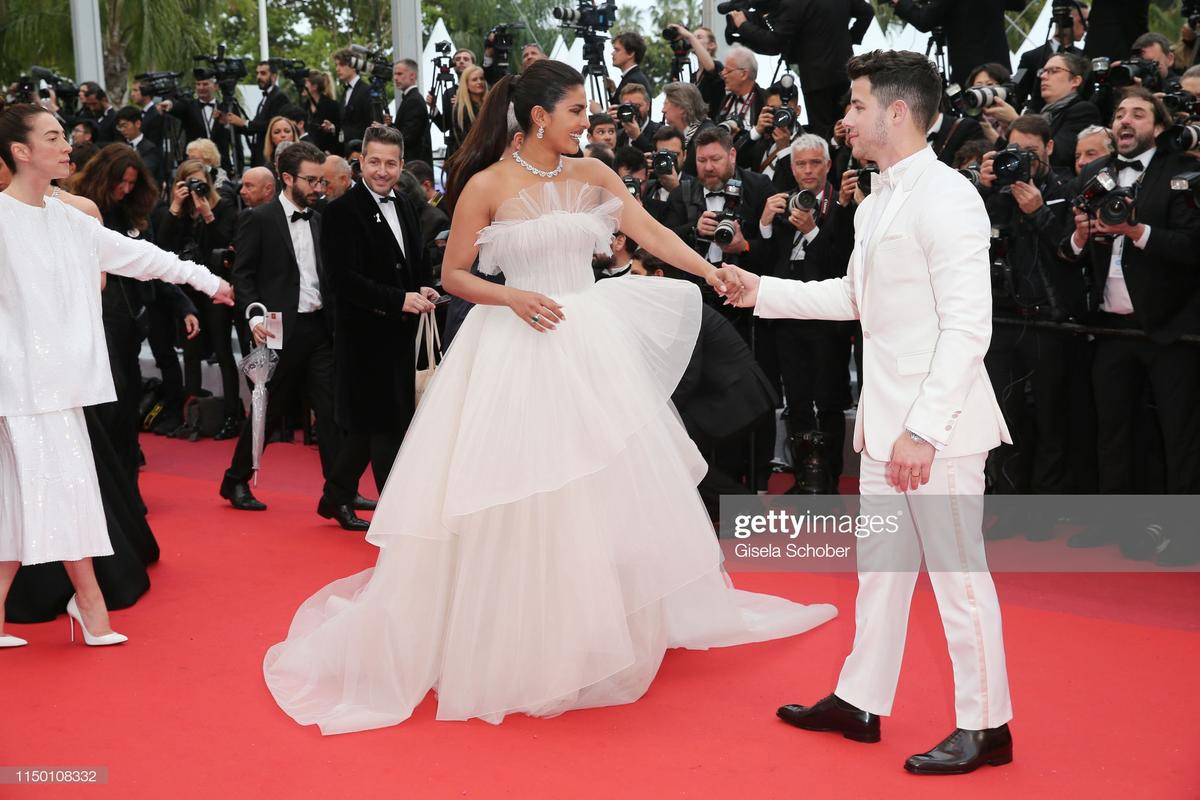 Thảm đỏ Cannes 2019 ngày 5: Nick Jonas và vợ Hoa hậu Thế giới 'tình bể bình' bên cạnh loạt sao hôn nhau đắm đuối và tạo dáng bá đạo Ảnh 4