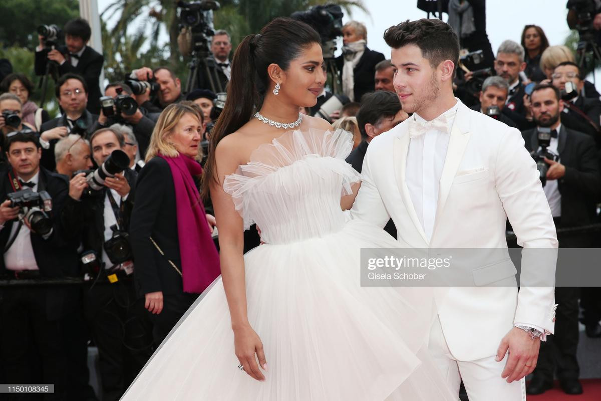 Thảm đỏ Cannes 2019 ngày 5: Nick Jonas và vợ Hoa hậu Thế giới 'tình bể bình' bên cạnh loạt sao hôn nhau đắm đuối và tạo dáng bá đạo Ảnh 5