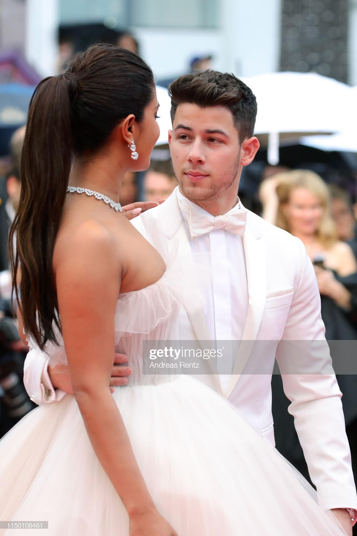 Thảm đỏ Cannes 2019 ngày 5: Nick Jonas và vợ Hoa hậu Thế giới 'tình bể bình' bên cạnh loạt sao hôn nhau đắm đuối và tạo dáng bá đạo Ảnh 3