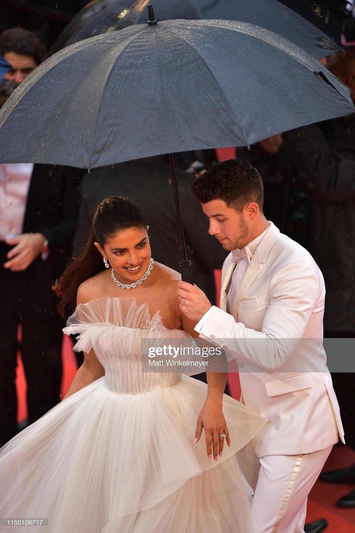 Thảm đỏ Cannes 2019 ngày 5: Nick Jonas và vợ Hoa hậu Thế giới 'tình bể bình' bên cạnh loạt sao hôn nhau đắm đuối và tạo dáng bá đạo Ảnh 7