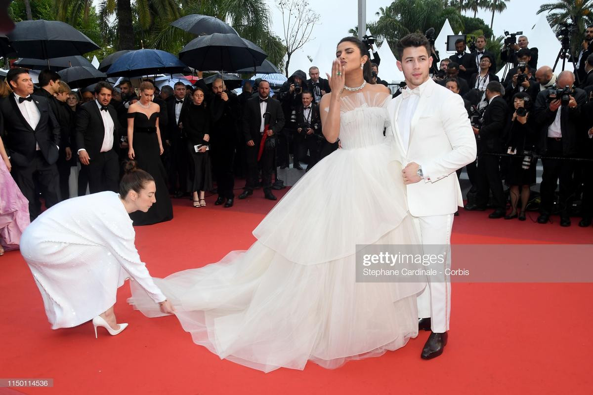 Thảm đỏ Cannes 2019 ngày 5: Nick Jonas và vợ Hoa hậu Thế giới 'tình bể bình' bên cạnh loạt sao hôn nhau đắm đuối và tạo dáng bá đạo Ảnh 6