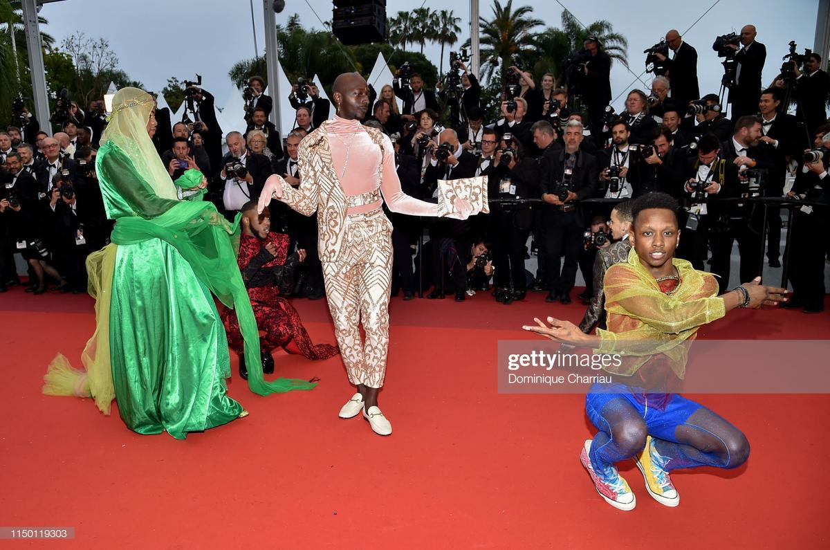 Thảm đỏ Cannes 2019 ngày 5: Nick Jonas và vợ Hoa hậu Thế giới 'tình bể bình' bên cạnh loạt sao hôn nhau đắm đuối và tạo dáng bá đạo Ảnh 16