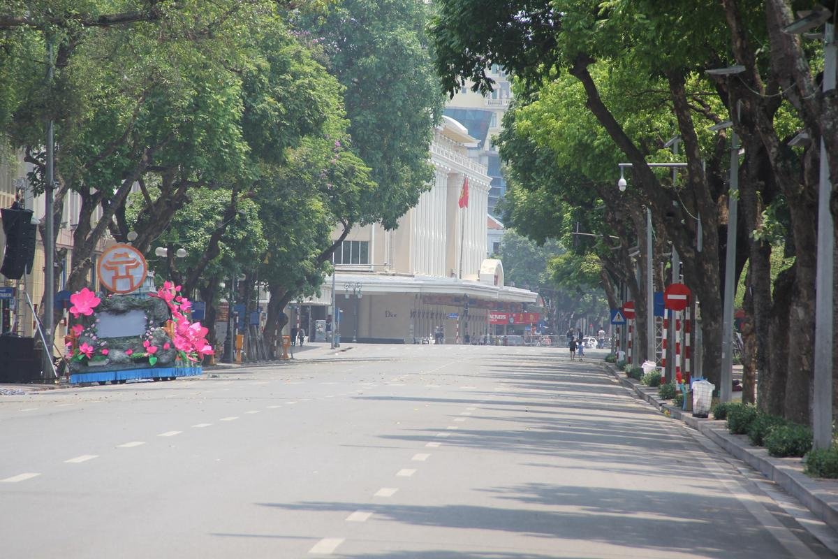 Phố đi bộ Hà Nội vắng tanh giữa ngày nắng nóng đỉnh điểm Ảnh 5