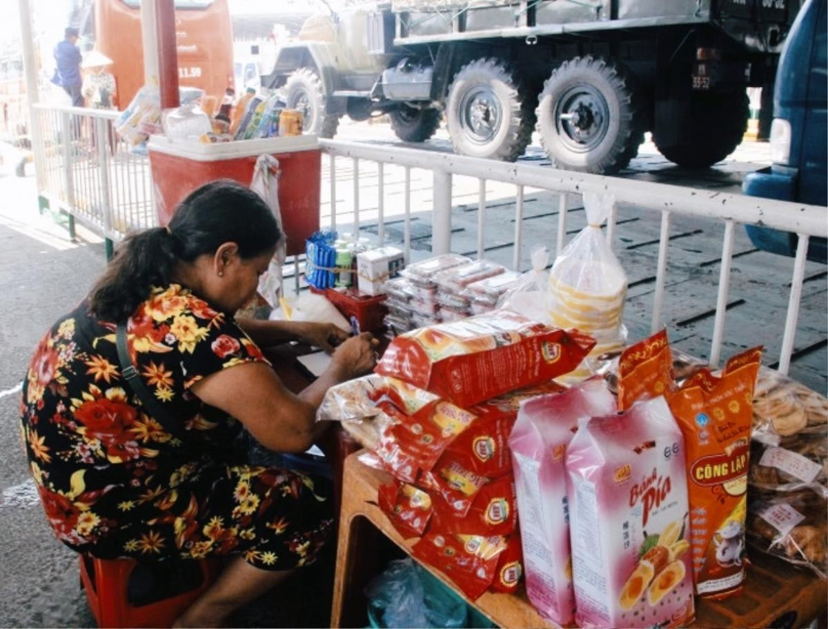 Người miền Tây luyến lưu chuyến phà Vàm Cống ngày cuối cùng: ‘Có cầu rồi, ai đi phà nữa con ơi!’ Ảnh 5