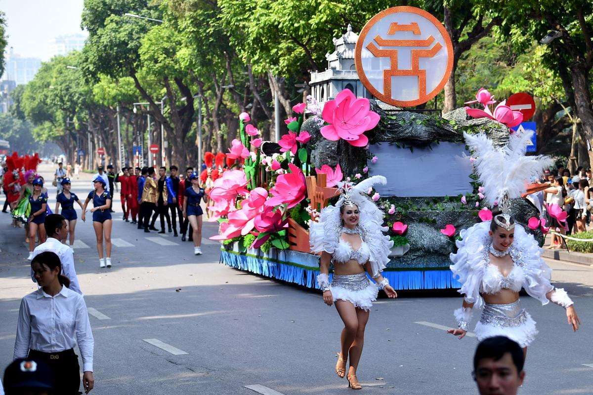 Nắng nóng hơn 40 độ, các vũ công vẫn nhảy múa hết mình tại lễ hội Carnival đường phố ở Hà Nội Ảnh 4