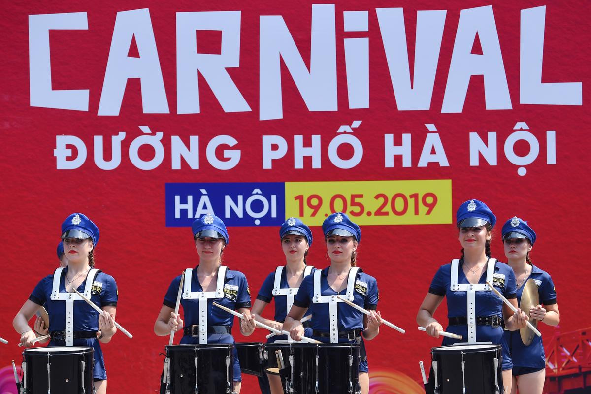 Nắng nóng hơn 40 độ, các vũ công vẫn nhảy múa hết mình tại lễ hội Carnival đường phố ở Hà Nội Ảnh 1