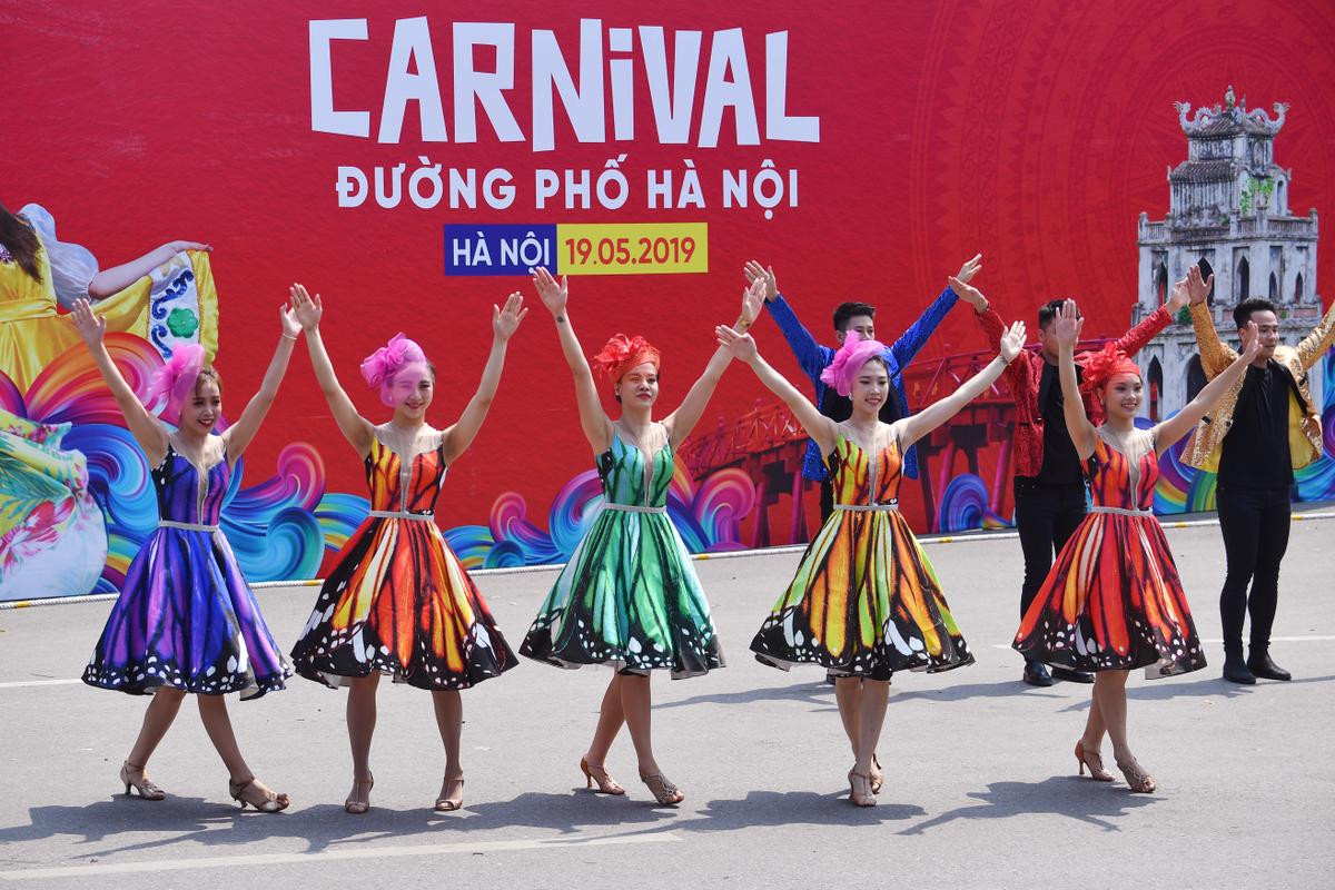 Nắng nóng hơn 40 độ, các vũ công vẫn nhảy múa hết mình tại lễ hội Carnival đường phố ở Hà Nội Ảnh 9