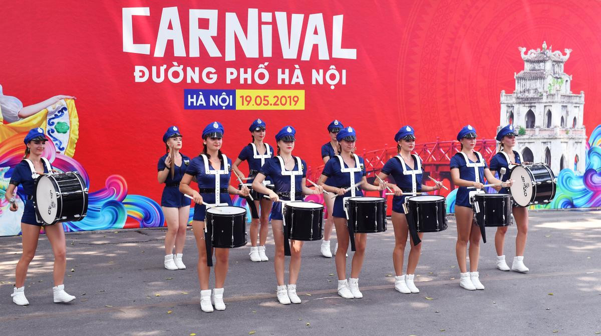 Nắng nóng hơn 40 độ, các vũ công vẫn nhảy múa hết mình tại lễ hội Carnival đường phố ở Hà Nội Ảnh 2