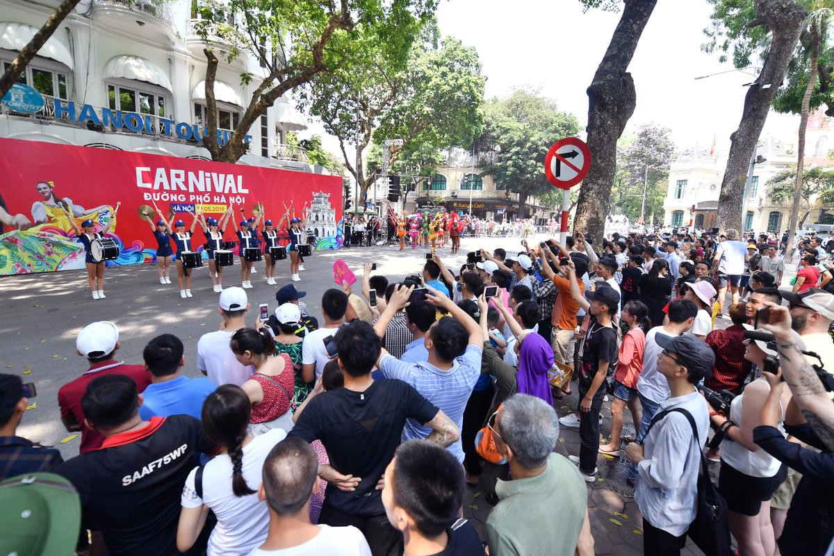 Nắng nóng hơn 40 độ, các vũ công vẫn nhảy múa hết mình tại lễ hội Carnival đường phố ở Hà Nội Ảnh 12