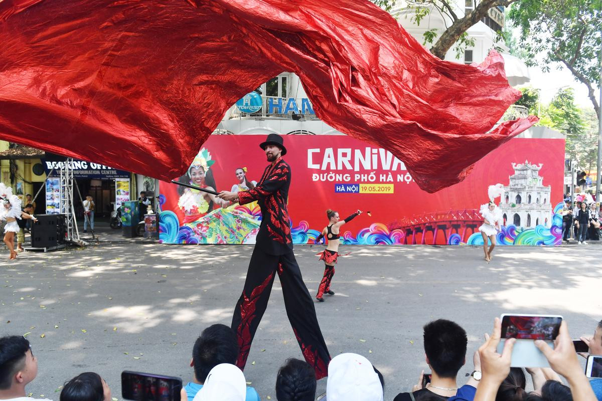 Nắng nóng hơn 40 độ, các vũ công vẫn nhảy múa hết mình tại lễ hội Carnival đường phố ở Hà Nội Ảnh 6