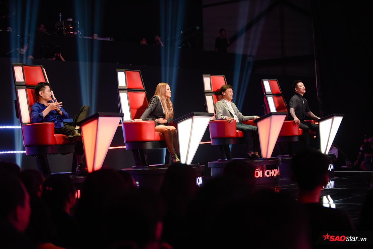 Vì sao Tuấn Ngọc nhầm lẫn CỨU - CƯỚP, Hồ Hoài Anh 'ngồi không' suốt 3 tập The Voice 2019? Ảnh 2