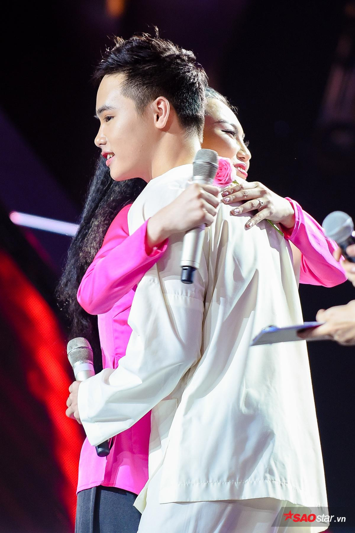 Vì sao Tuấn Ngọc nhầm lẫn CỨU - CƯỚP, Hồ Hoài Anh 'ngồi không' suốt 3 tập The Voice 2019? Ảnh 3