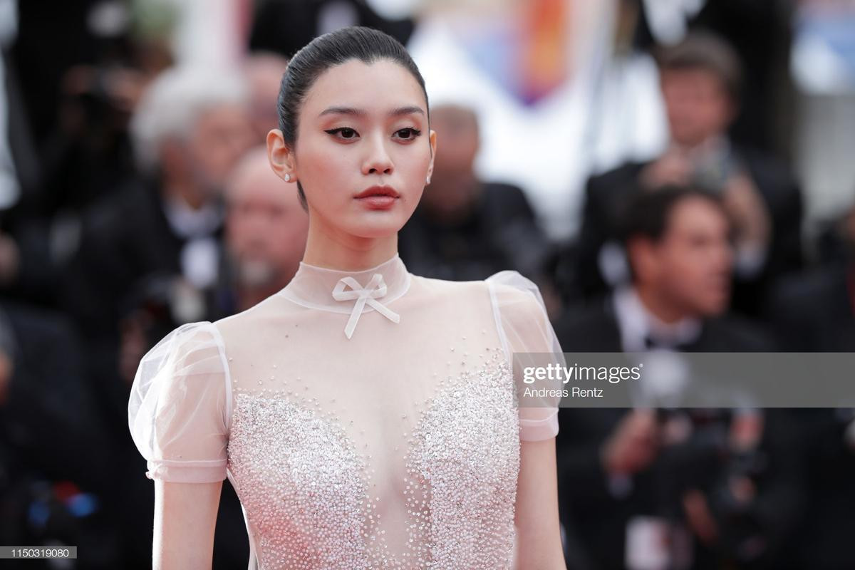 Thảm đỏ Cannes 2019 ngày 6: Cổ Lực Na Trát đẹp tựa nữ thần, làm lu mờ Mã Tư Thuần và Hề Mộng Dao Ảnh 10