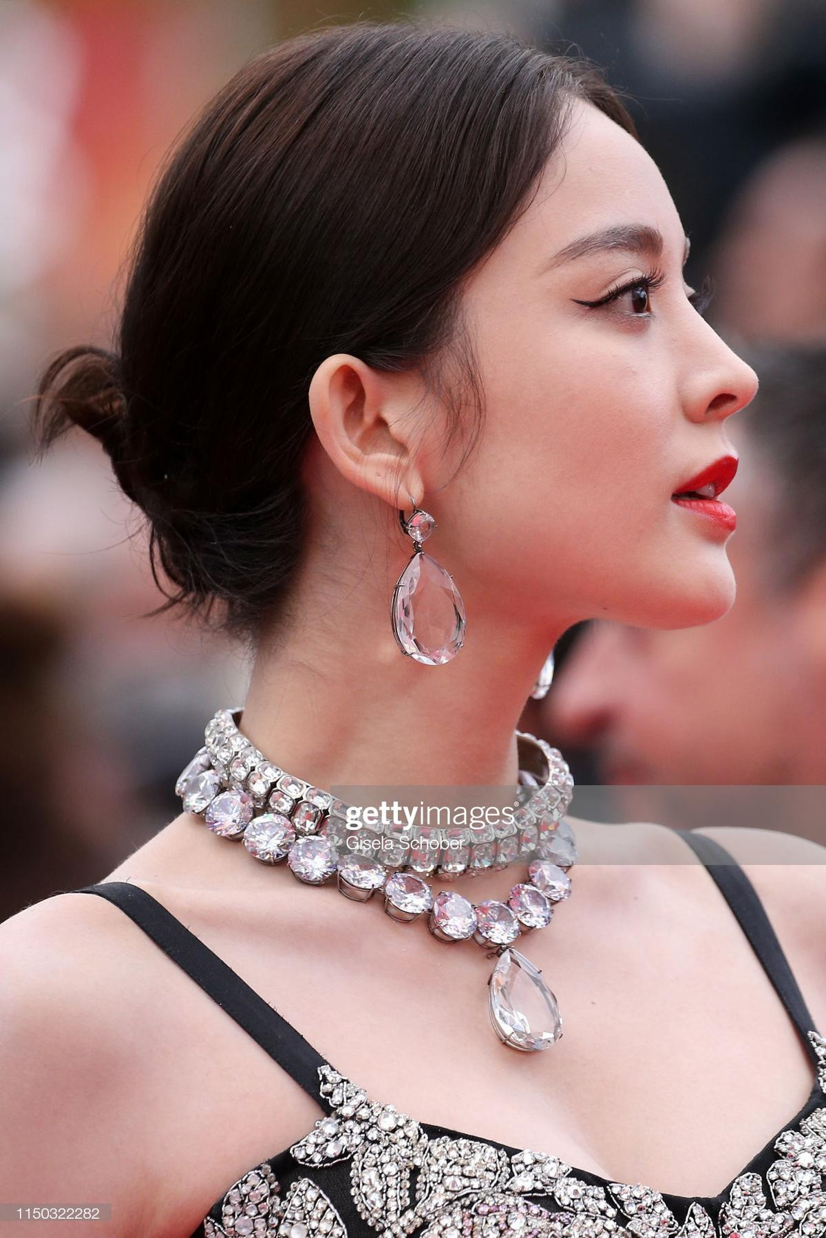 Thảm đỏ Cannes 2019 ngày 6: Cổ Lực Na Trát đẹp tựa nữ thần, làm lu mờ Mã Tư Thuần và Hề Mộng Dao Ảnh 5