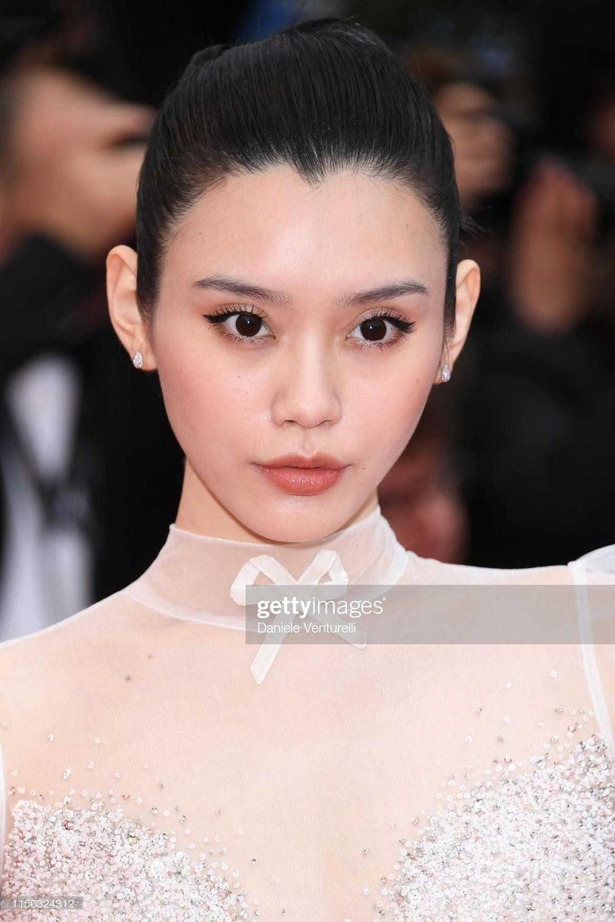 Thảm đỏ Cannes 2019 ngày 6: Cổ Lực Na Trát đẹp tựa nữ thần, làm lu mờ Mã Tư Thuần và Hề Mộng Dao Ảnh 8