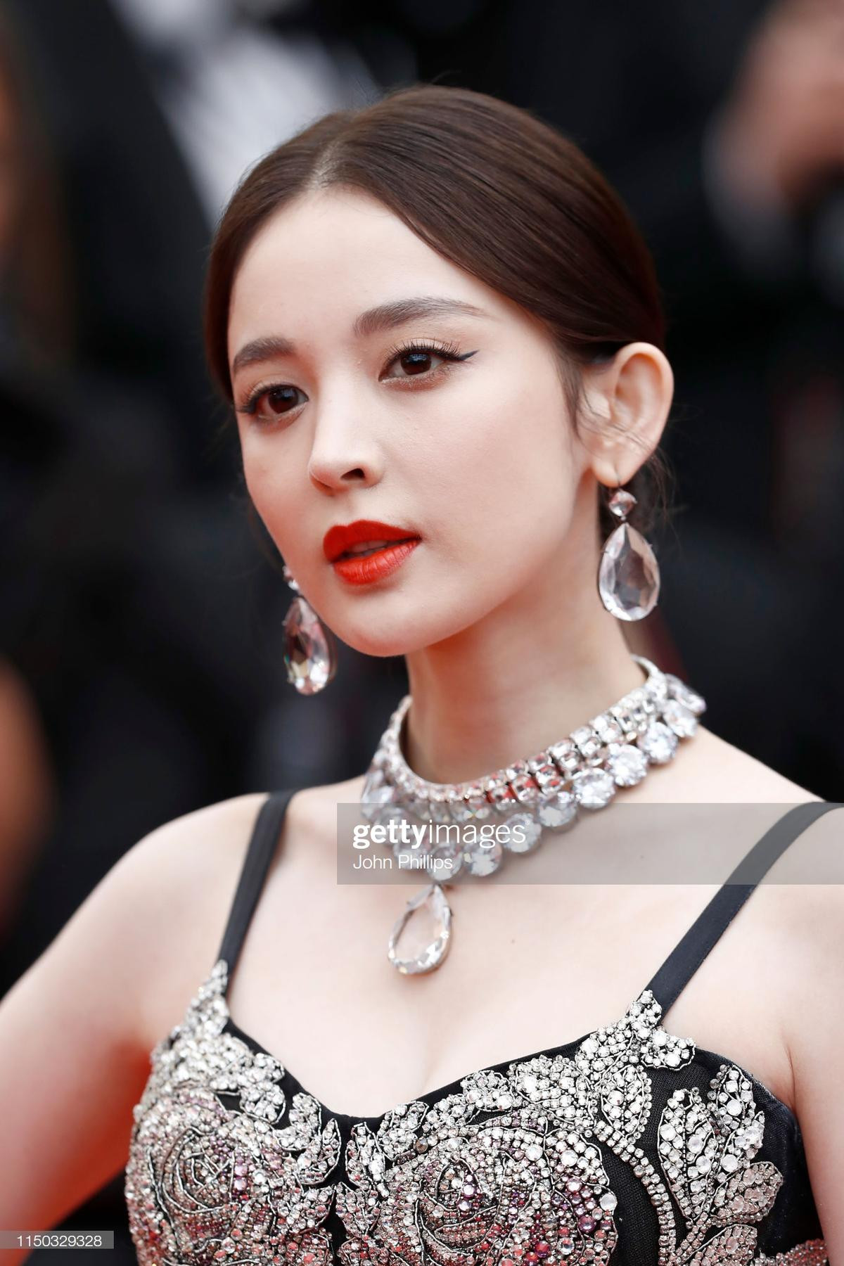 Thảm đỏ Cannes 2019 ngày 6: Cổ Lực Na Trát đẹp tựa nữ thần, làm lu mờ Mã Tư Thuần và Hề Mộng Dao Ảnh 1