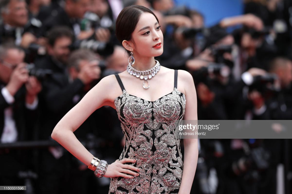 Thảm đỏ Cannes 2019 ngày 6: Cổ Lực Na Trát đẹp tựa nữ thần, làm lu mờ Mã Tư Thuần và Hề Mộng Dao Ảnh 2