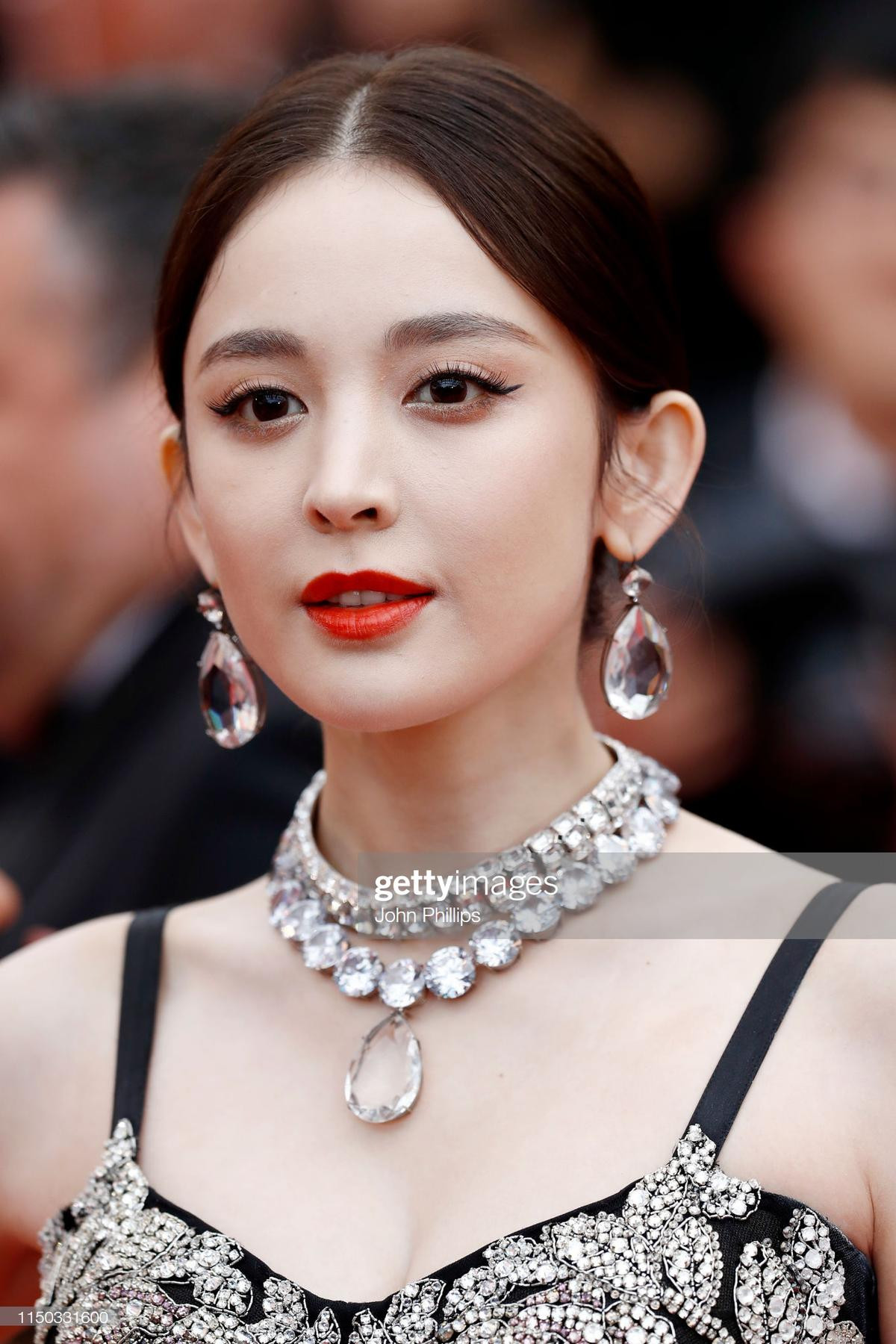 Thảm đỏ Cannes 2019 ngày 6: Cổ Lực Na Trát đẹp tựa nữ thần, làm lu mờ Mã Tư Thuần và Hề Mộng Dao Ảnh 3