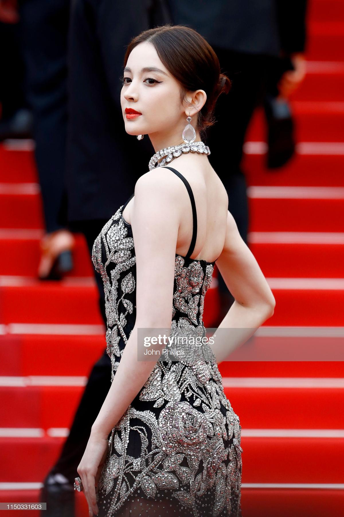 Thảm đỏ Cannes 2019 ngày 6: Cổ Lực Na Trát đẹp tựa nữ thần, làm lu mờ Mã Tư Thuần và Hề Mộng Dao Ảnh 4