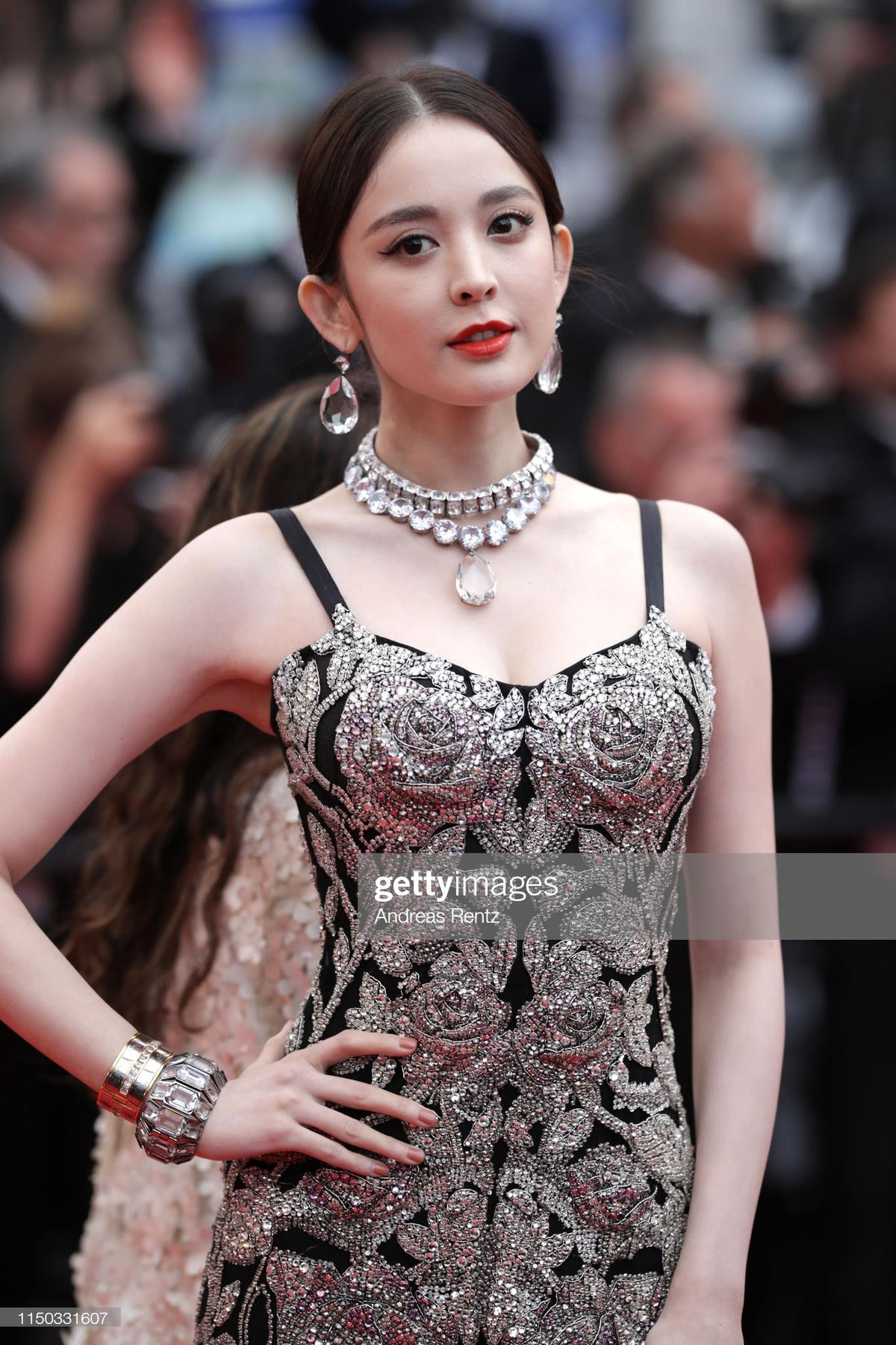 Thảm đỏ Cannes 2019 ngày 6: Cổ Lực Na Trát đẹp tựa nữ thần, làm lu mờ Mã Tư Thuần và Hề Mộng Dao Ảnh 6