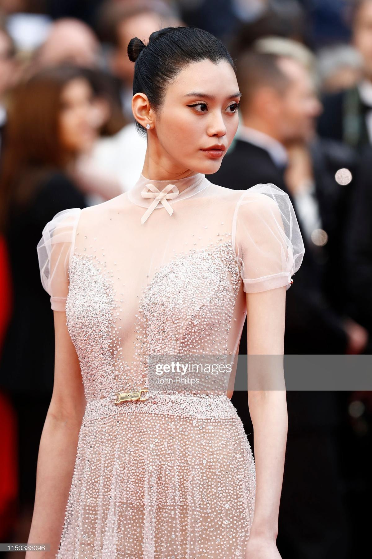 Thảm đỏ Cannes 2019 ngày 6: Cổ Lực Na Trát đẹp tựa nữ thần, làm lu mờ Mã Tư Thuần và Hề Mộng Dao Ảnh 11