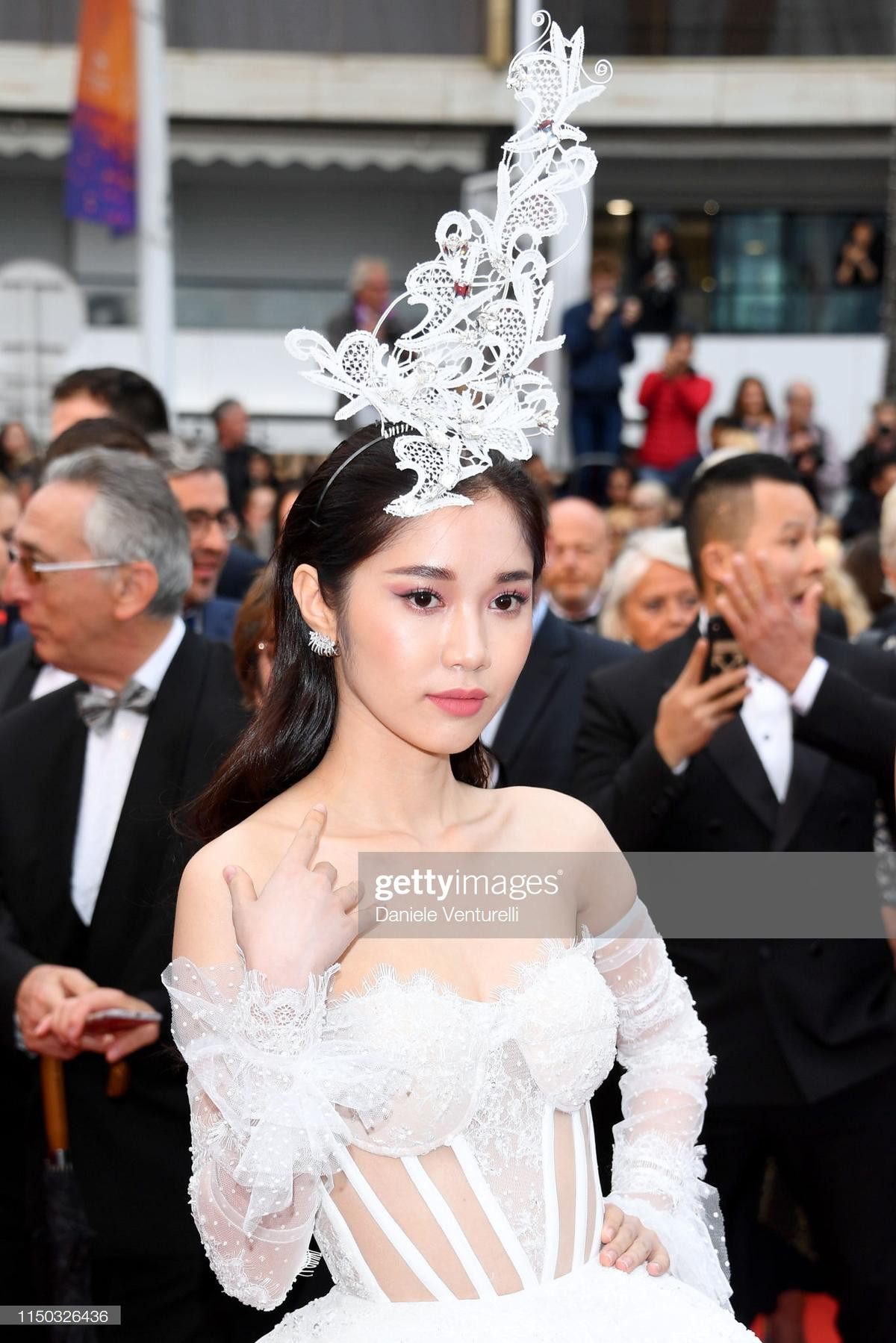 Bi hài Cannes 2019: Giới truyền thông quốc tế nhầm lẫn Ngọc Trinh và Cổ Lực Na Trát trên thảm đỏ ngày 6 Ảnh 5