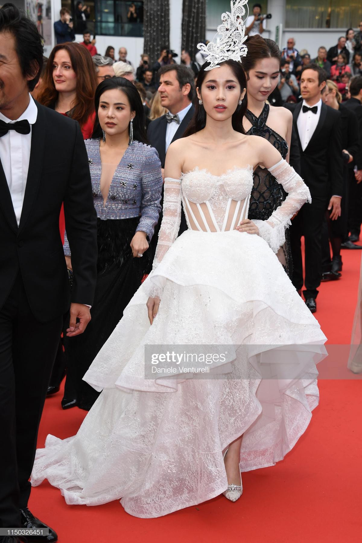 Dám chắc bạn không nhận ra Ngọc Trinh trên thảm đỏ Cannes 2019: Trang phục hở hang bị đánh giá phản cảm Ảnh 14