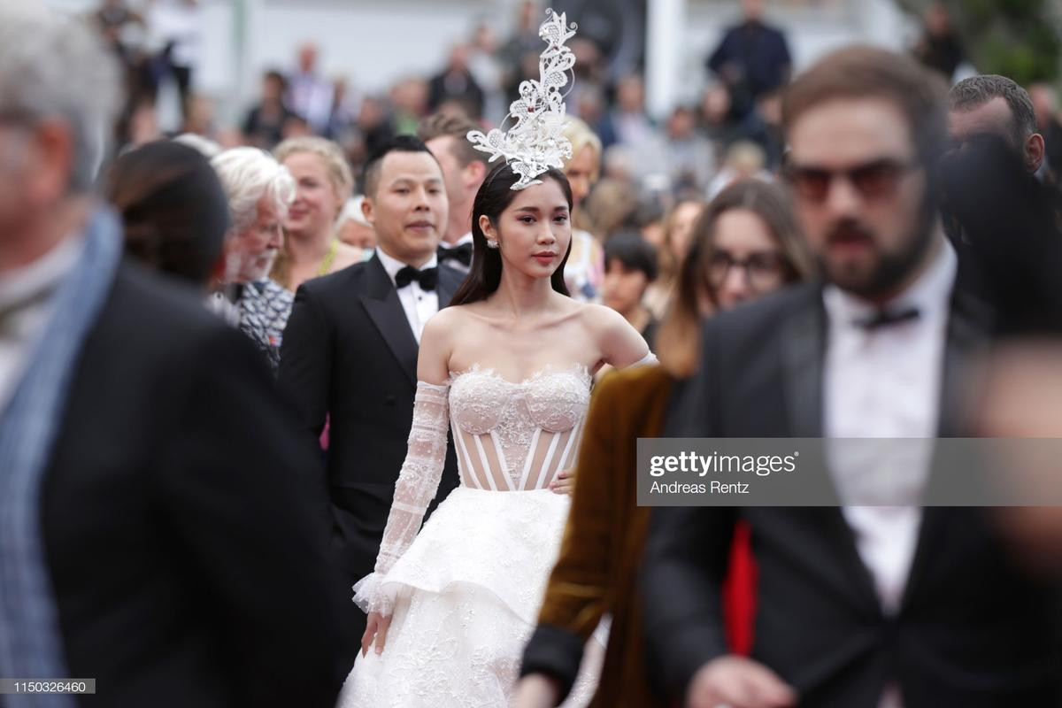 Dám chắc bạn không nhận ra Ngọc Trinh trên thảm đỏ Cannes 2019: Trang phục hở hang bị đánh giá phản cảm Ảnh 16