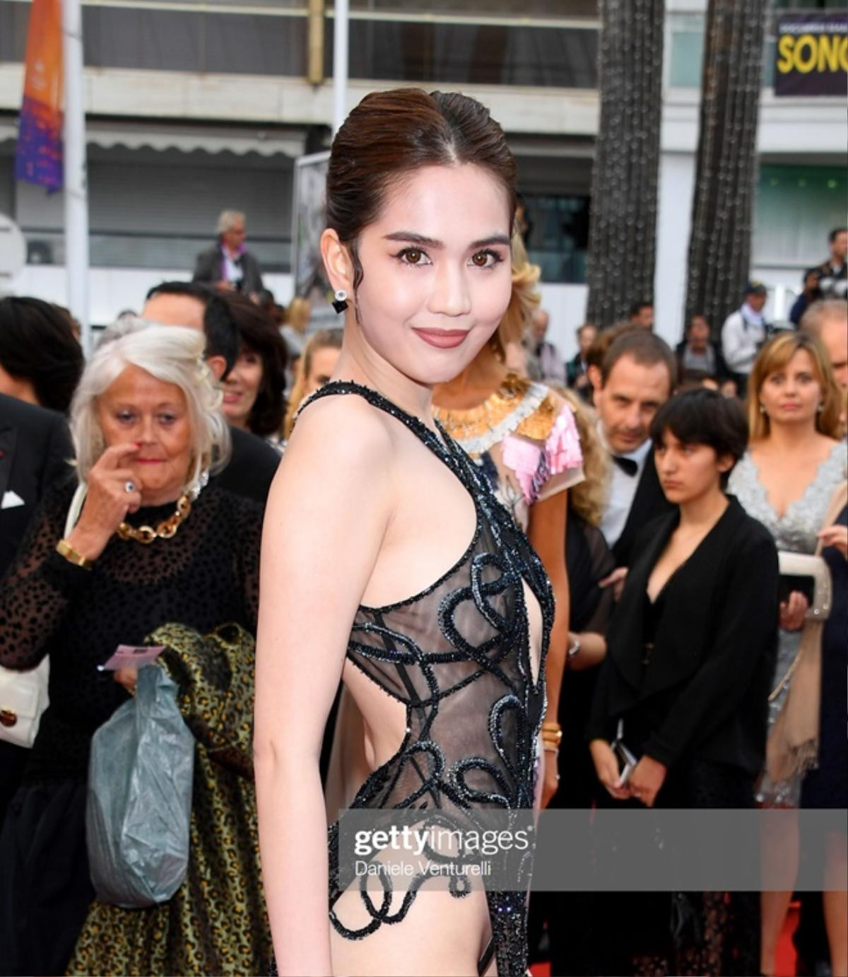 Dám chắc bạn không nhận ra Ngọc Trinh trên thảm đỏ Cannes 2019: Trang phục hở hang bị đánh giá phản cảm Ảnh 4