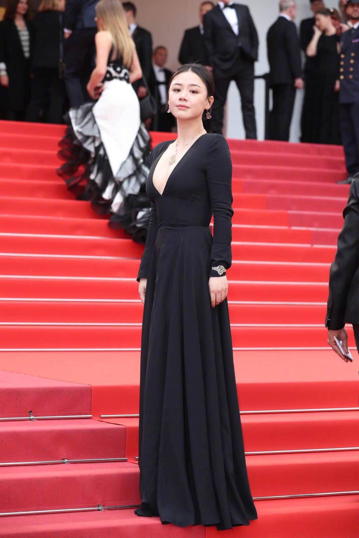 Thảm đỏ Cannes 2019 ngày 6: Cổ Lực Na Trát đẹp tựa nữ thần, làm lu mờ Mã Tư Thuần và Hề Mộng Dao Ảnh 12