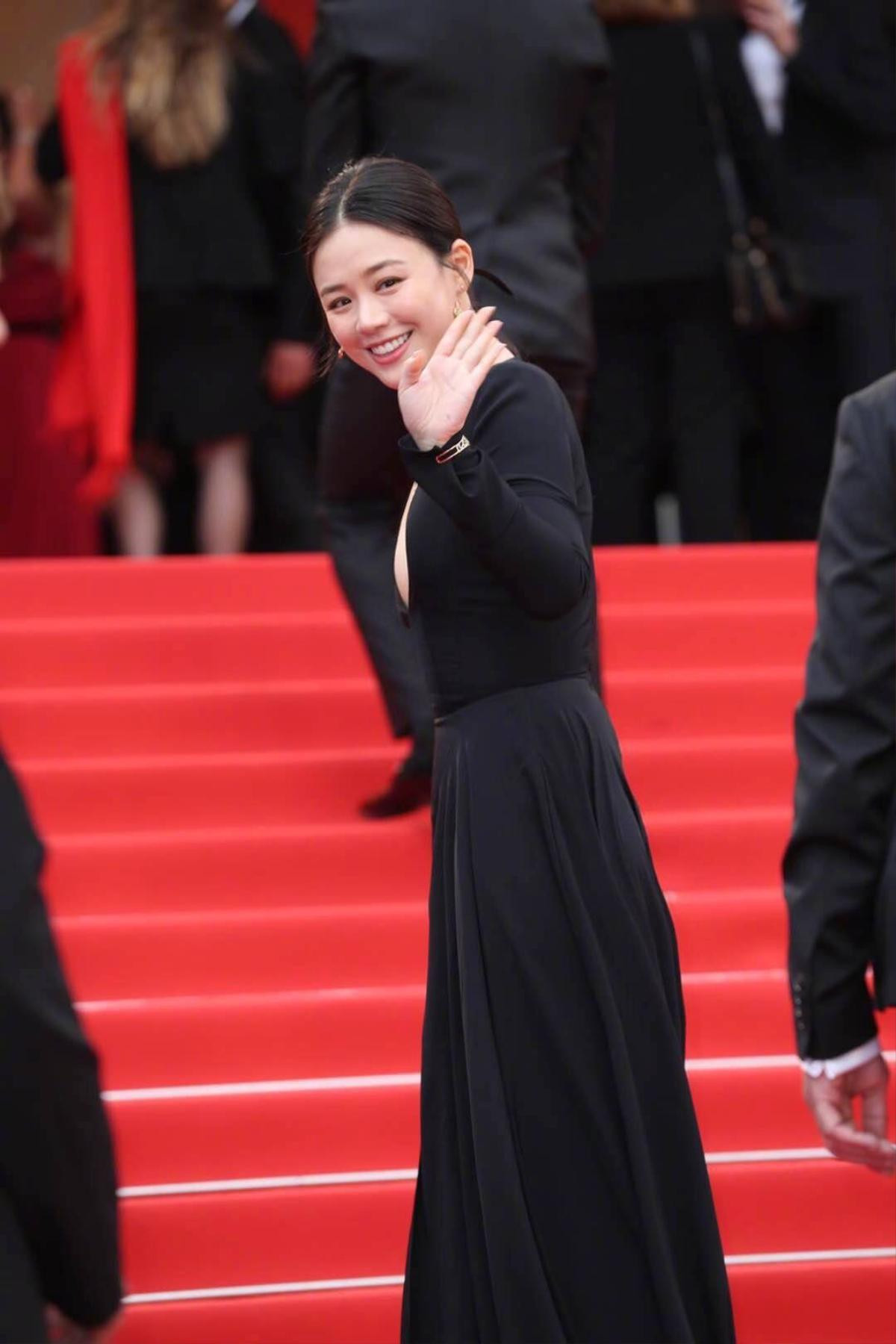 Thảm đỏ Cannes 2019 ngày 6: Cổ Lực Na Trát đẹp tựa nữ thần, làm lu mờ Mã Tư Thuần và Hề Mộng Dao Ảnh 13