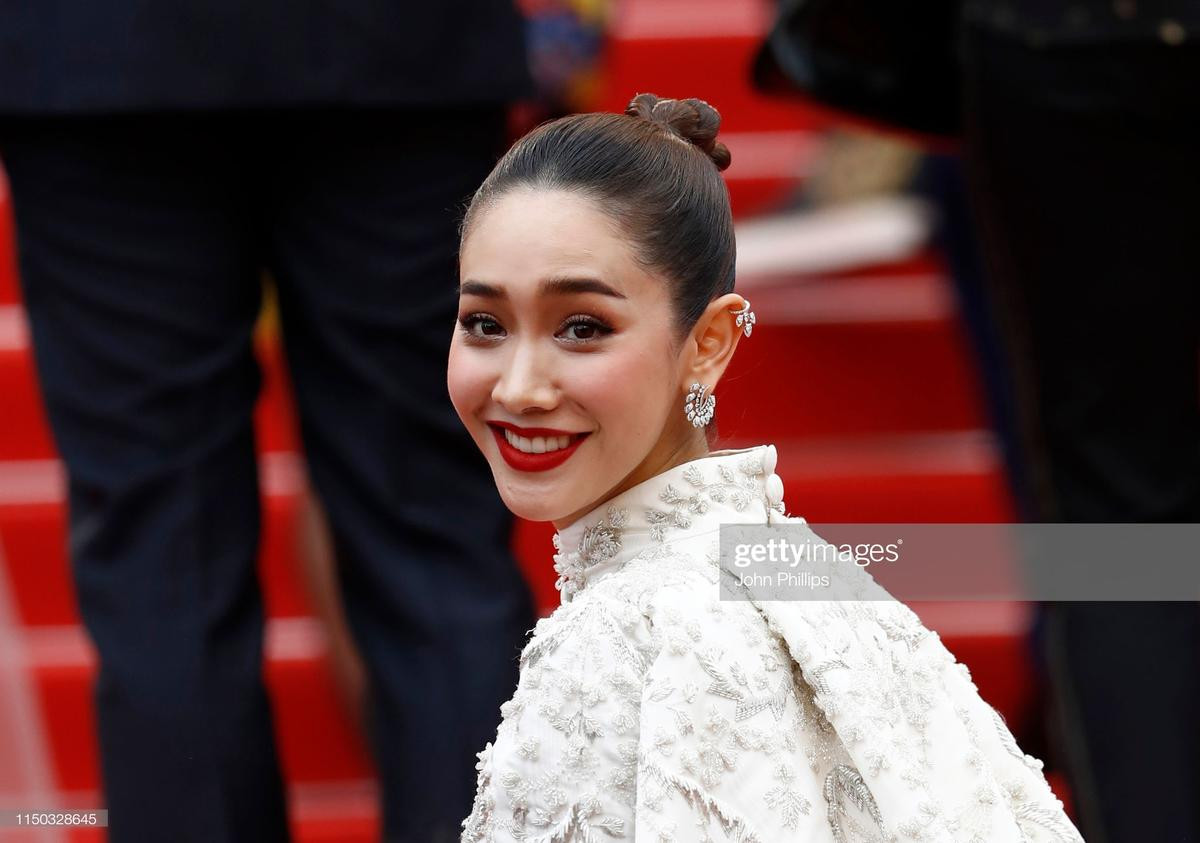 Bi hài Cannes 2019: Giới truyền thông quốc tế nhầm lẫn Ngọc Trinh và Cổ Lực Na Trát trên thảm đỏ ngày 6 Ảnh 1