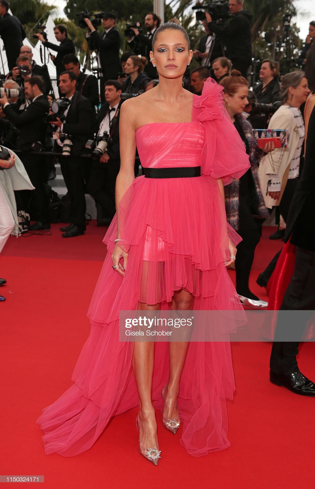 Đỏ mặt với thời trang 'lố', khoe vòng một trên thảm đỏ Cannes 2019 ngày 6 Ảnh 6