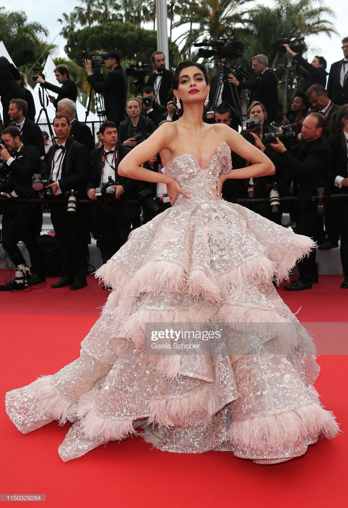 Đỏ mặt với thời trang 'lố', khoe vòng một trên thảm đỏ Cannes 2019 ngày 6 Ảnh 12