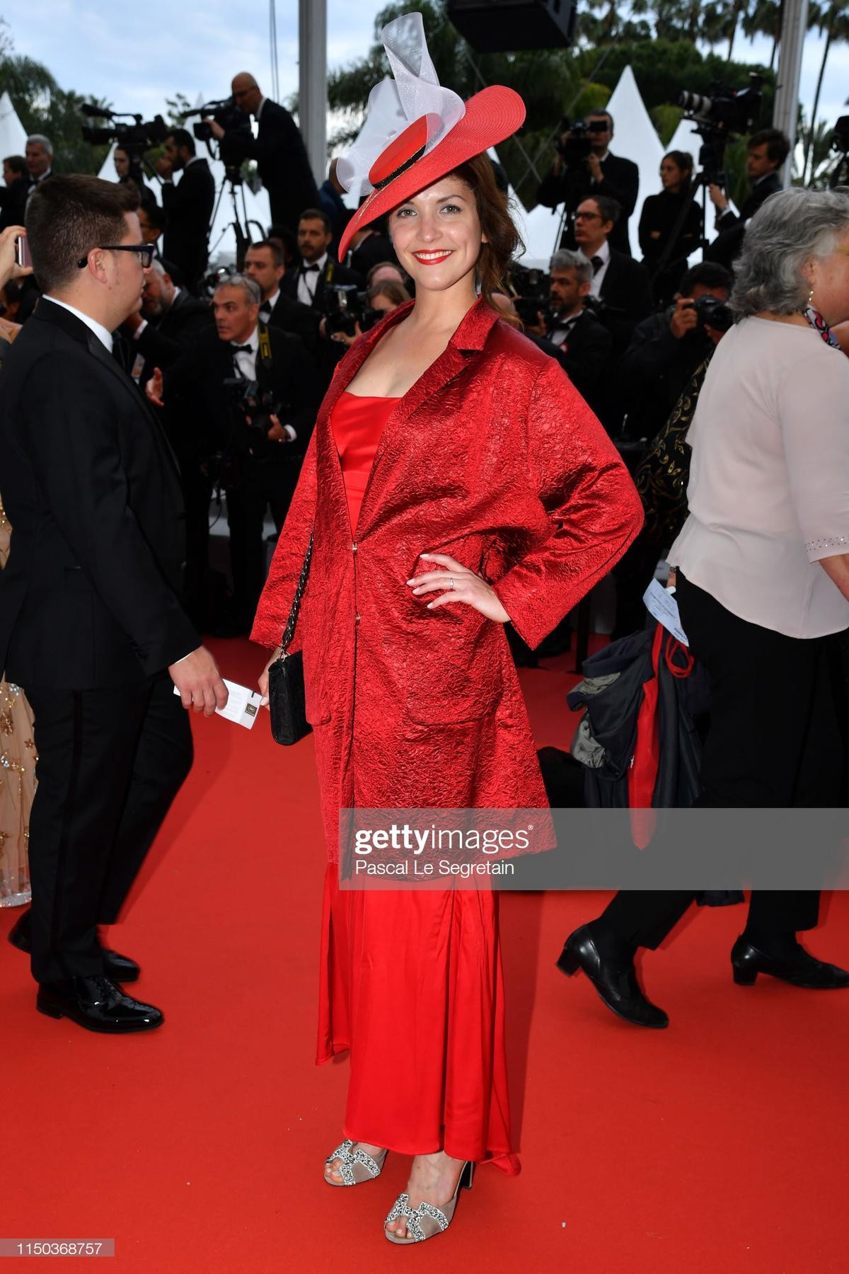 Đỏ mặt với thời trang 'lố', khoe vòng một trên thảm đỏ Cannes 2019 ngày 6 Ảnh 14