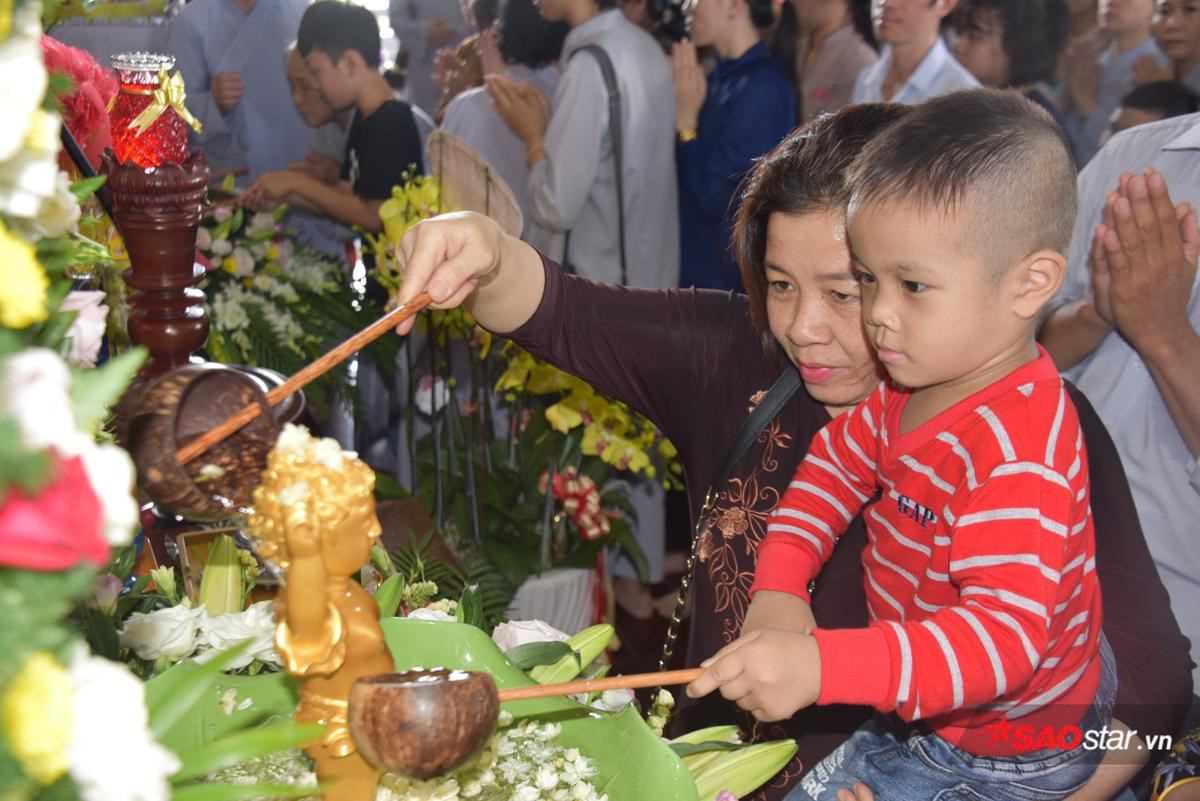 Hàng nghìn Phật tử và người dân đổ về tu viện ở Sài Gòn để thả đèn hoa đăng nhân đại lễ Phật đản Ảnh 7