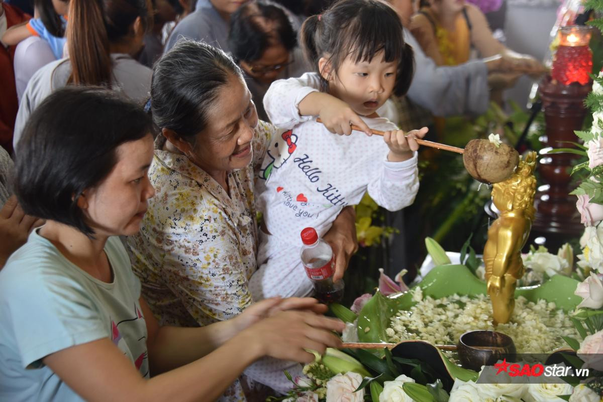 Hàng nghìn Phật tử và người dân đổ về tu viện ở Sài Gòn để thả đèn hoa đăng nhân đại lễ Phật đản Ảnh 6