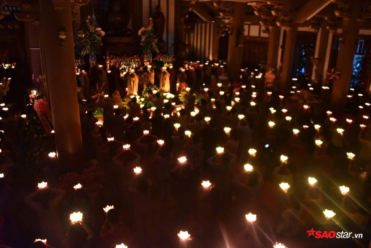 Hàng nghìn Phật tử và người dân đổ về tu viện ở Sài Gòn để thả đèn hoa đăng nhân đại lễ Phật đản Ảnh 12