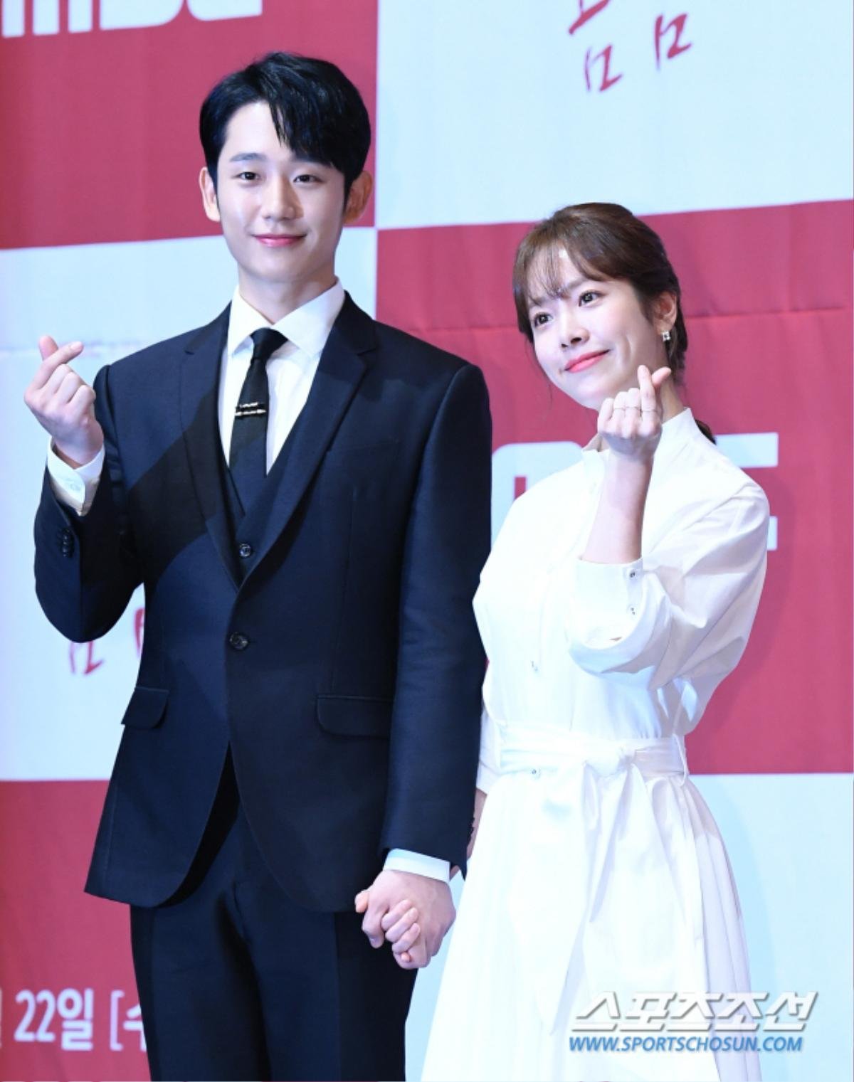 Jung Hae In nắm chặt tay 'chị đẹp' Han Ji Min tại họp báo 'Spring Night' Ảnh 14