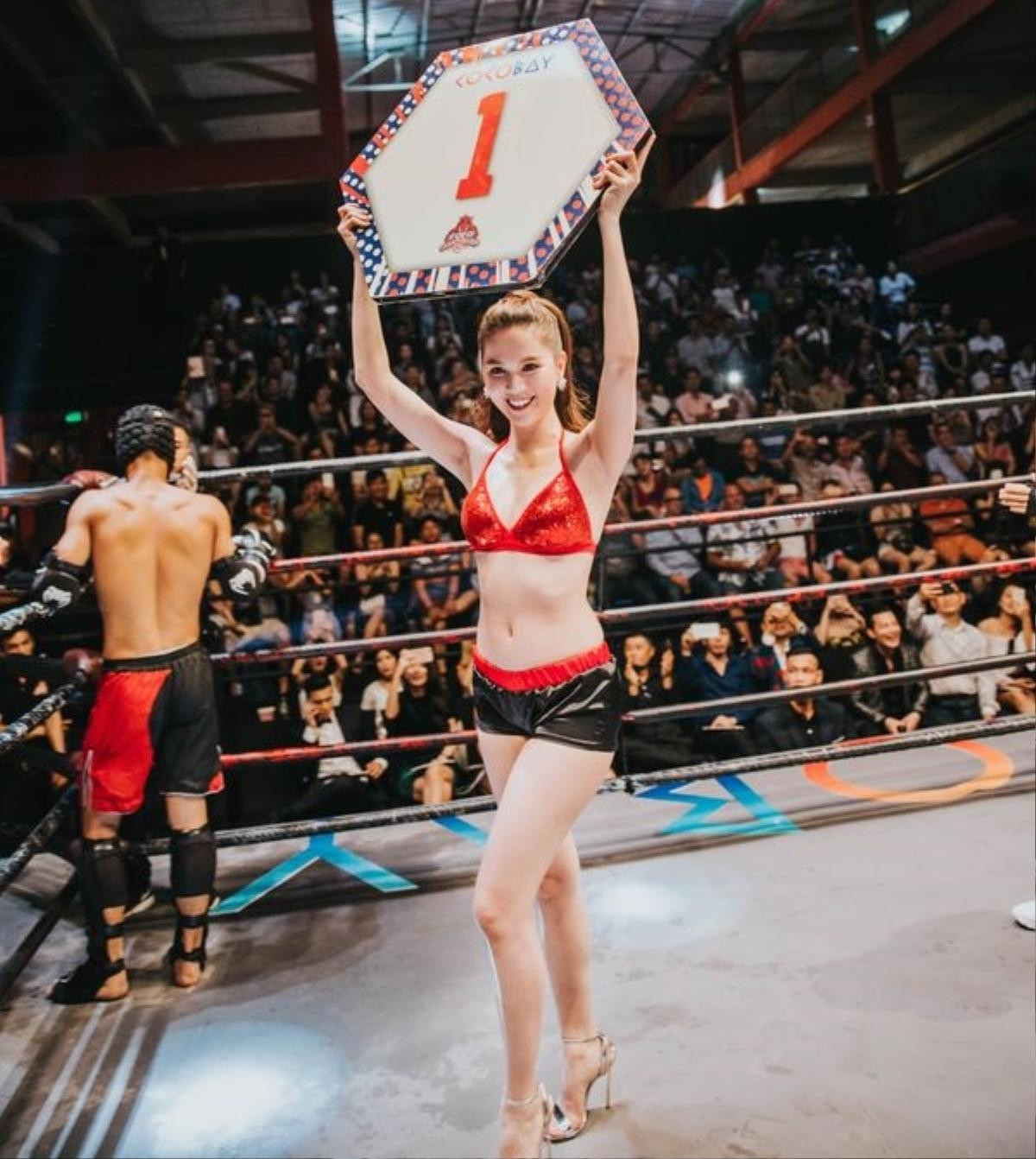 Không chỉ đốt nóng ở Cannes, Ngọc Trinh từng cởi váy làm Ring girl ở sàn đấu võ Ảnh 6