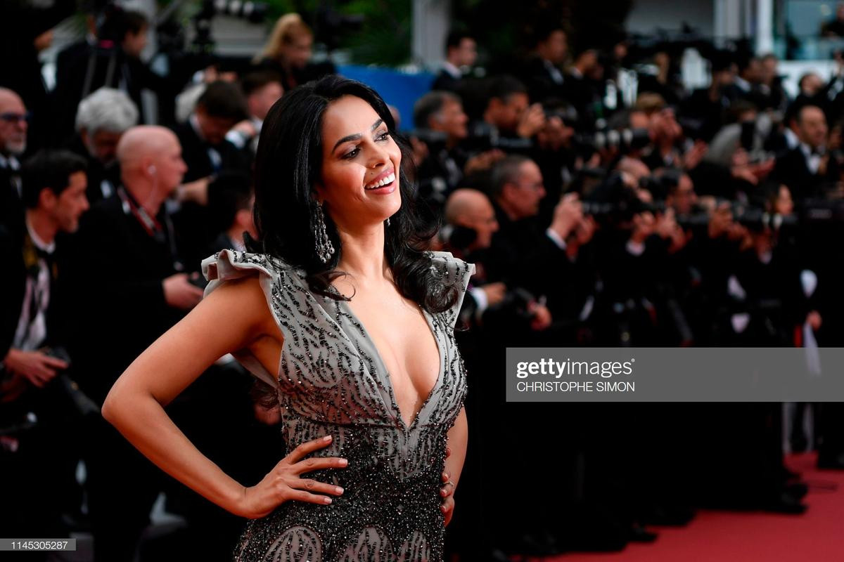 Thảm đỏ Cannes 2019 ngày 7: Chương Tử Di quý phái, Hoa hậu thế giới Ấn Độ chiếm trọn spotlight Ảnh 13