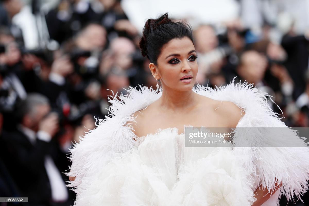 Thảm đỏ Cannes 2019 ngày 7: Chương Tử Di quý phái, Hoa hậu thế giới Ấn Độ chiếm trọn spotlight Ảnh 7