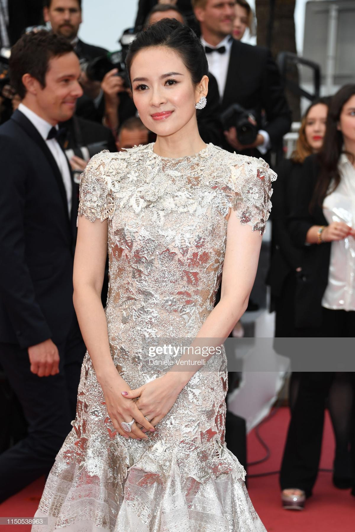 Thảm đỏ Cannes 2019 ngày 7: Chương Tử Di quý phái, Hoa hậu thế giới Ấn Độ chiếm trọn spotlight Ảnh 2